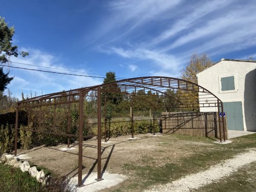 Abri de voitures 3 places en fer forgé installé à Plan d’Orgon