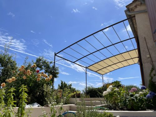 Pergola fer forgé sur mesure forme cintrée avec bâche à Gaude dans les Alpes Maritimes