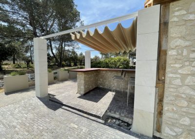 Pergola sur mesure avec bâche repliable à Eygalières