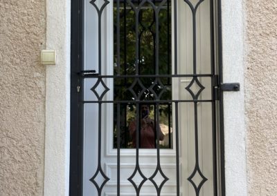 Grille de sécurité en fer forgé porte fenêtres à la Cadière d’Azur