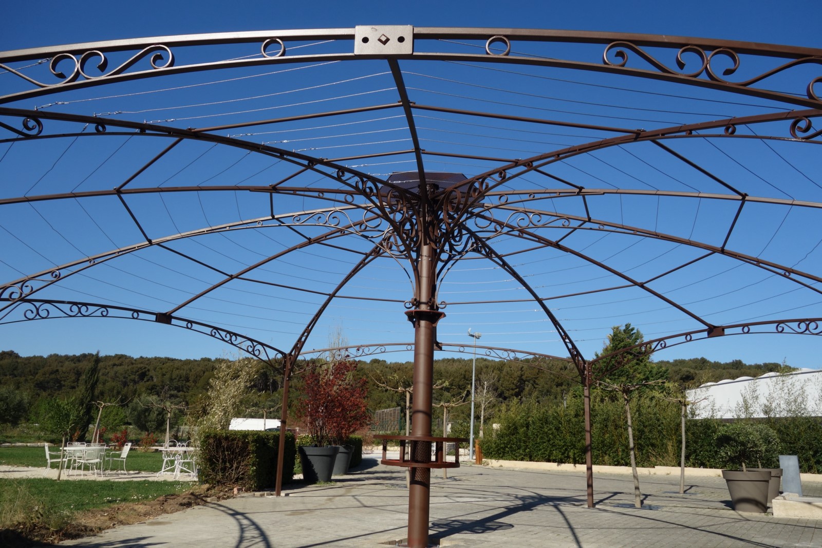 gloriette en fer forgé sur mesure pour domaine de réception