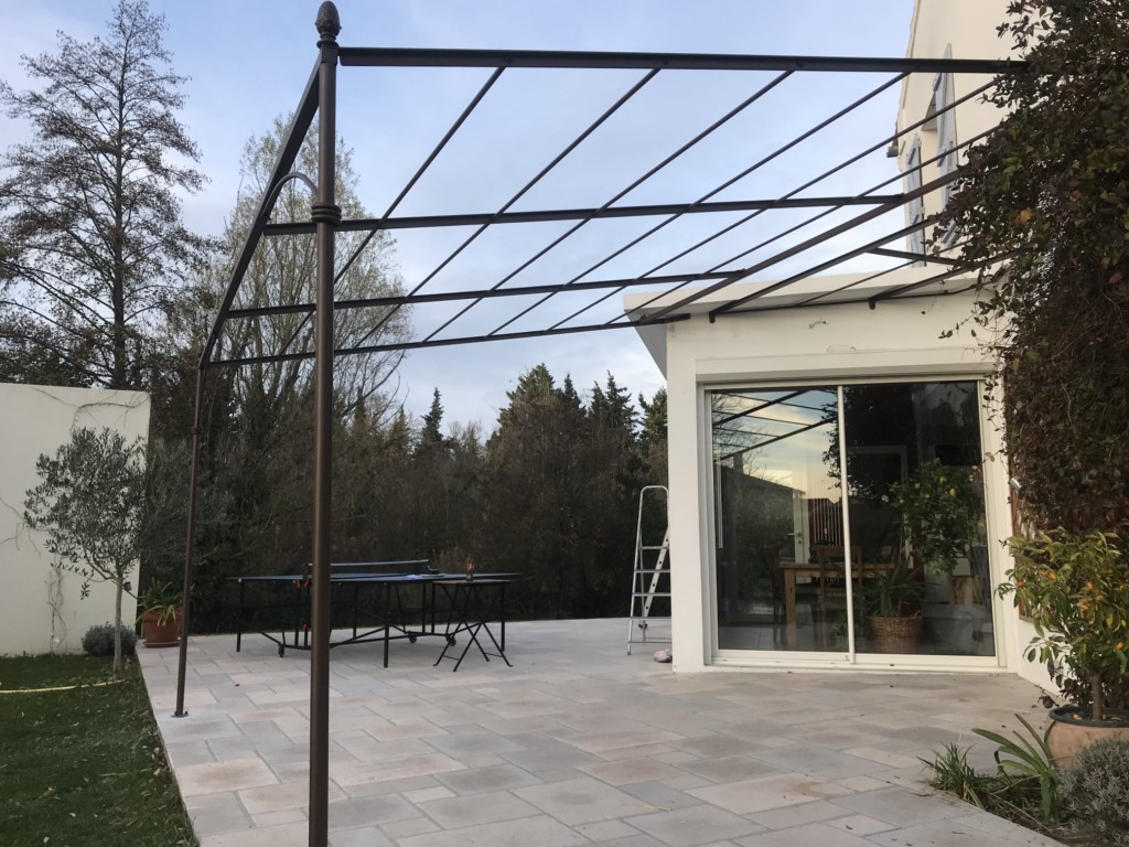 pergola en fer forgé avec angle intérieur