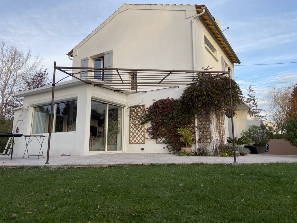 pergola en fer forgé avec angle intérieur