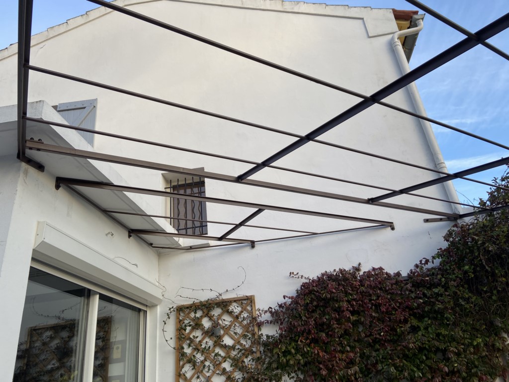 pergola en fer forgé avec angle intérieur