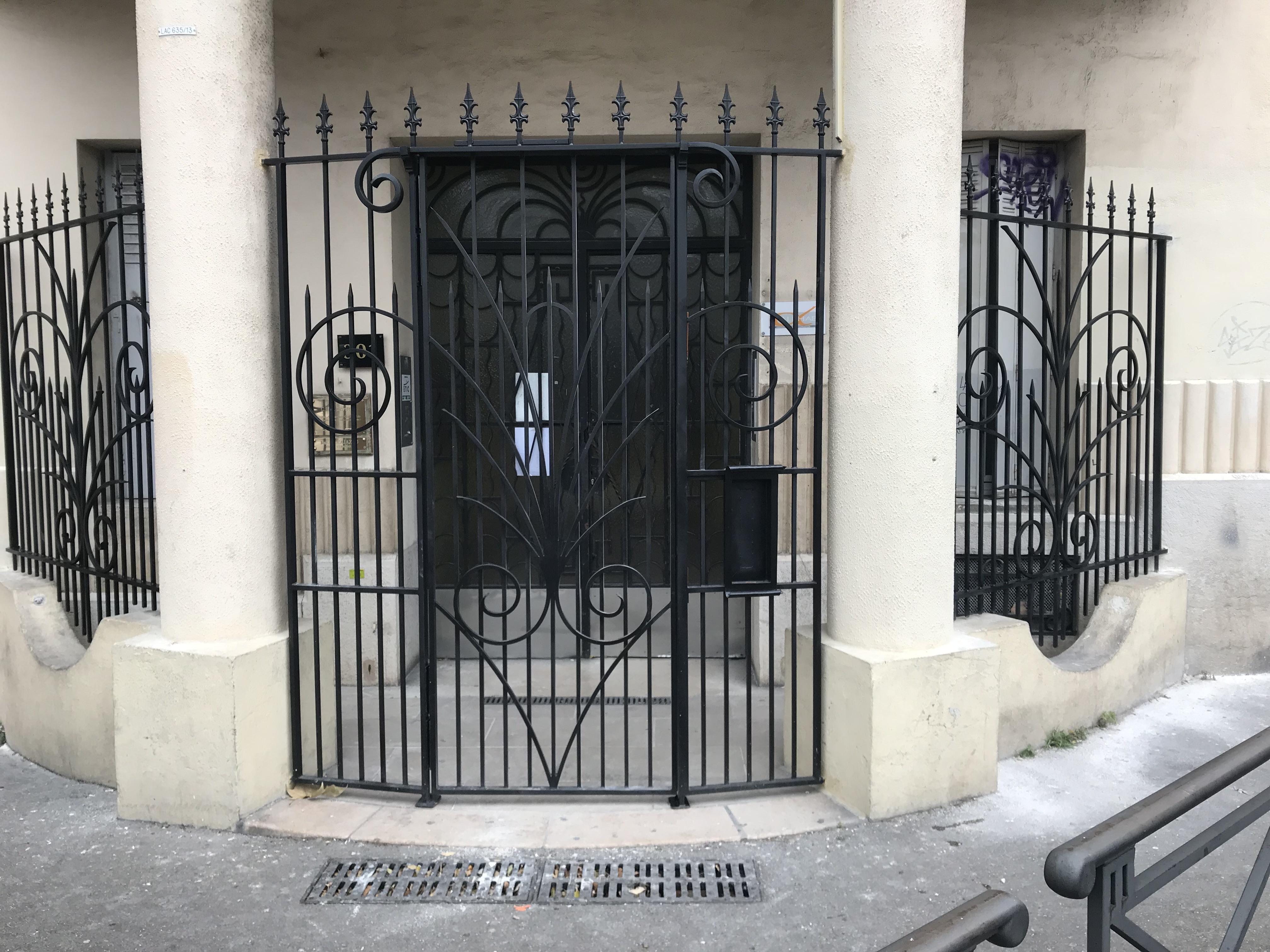 grille de défense pour porte d'entrée à Marseille