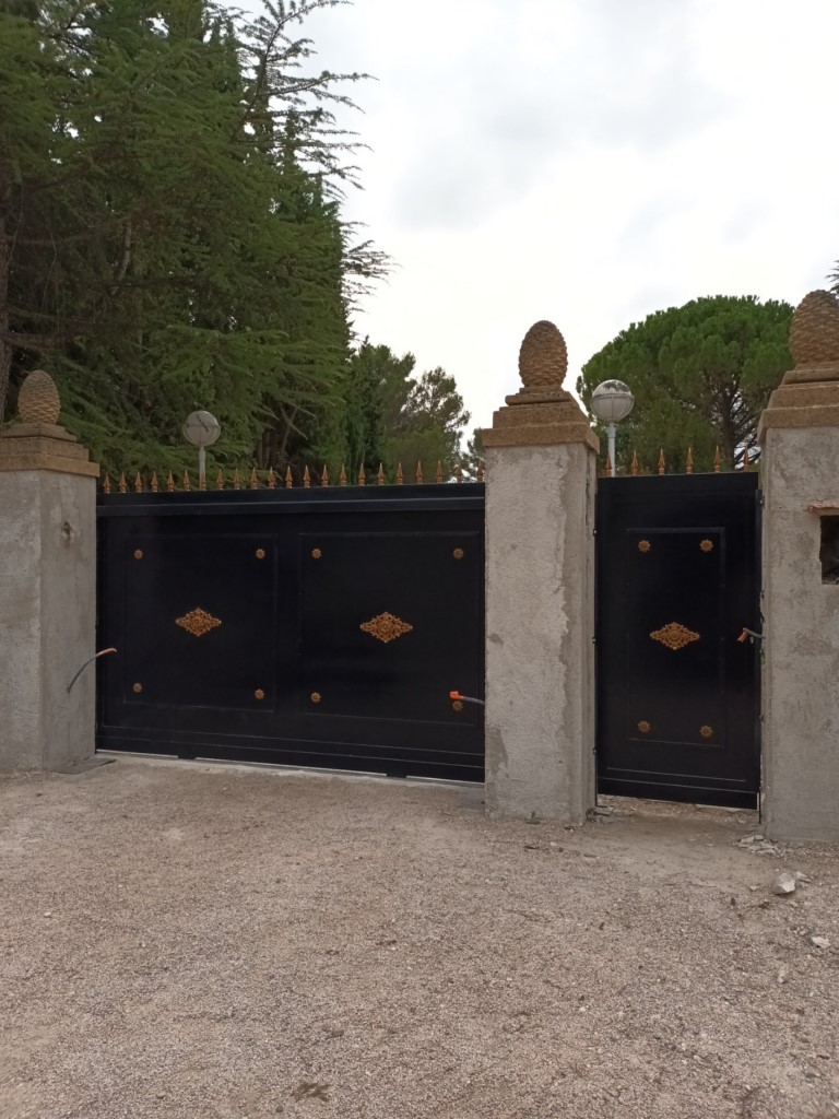 portail coulissant plein Aix en Provence