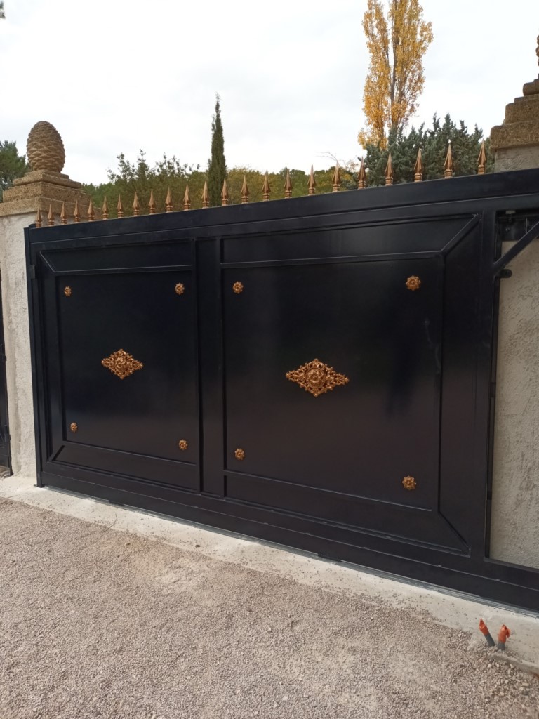 portail coulissant plein en fer Aix en Provence