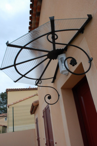 Marquise en fer forgé porte entrée installée à Istres et Pont royal