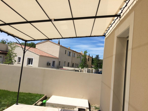 Pergola en fer forgé en pente faite sur mesure avec bâche à Istres
