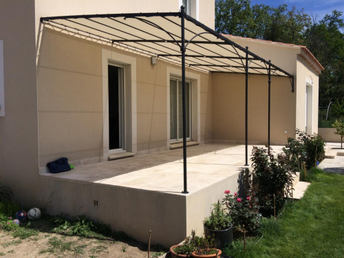 Pergola en fer forgé en pente faite sur mesure avec bâche à Istres