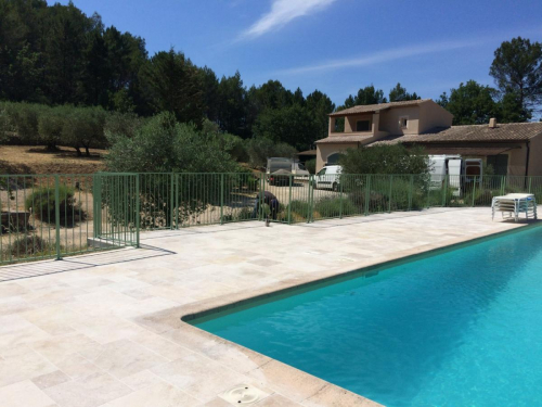 Garde-corps piscine à Bras dans le Var