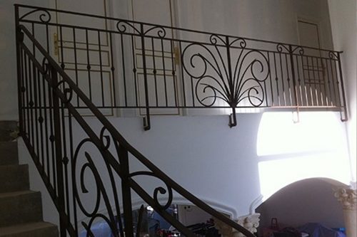 Rampe d’escalier en fer forgé art déco volute installée à auriol