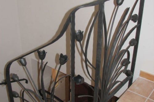 Rampe d’escalier en fer forgé décor tulipes à st Tropez