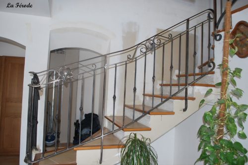 Garde corps et rampe d’escalier raisin en fer forgé sur mesure à Sausset les Pins