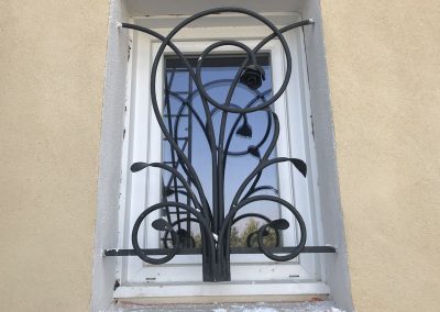 Installation d’une grille de défense en fer forgé pour fenêtre à Auriol (13)