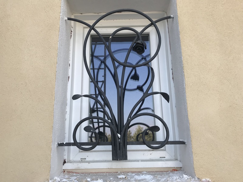 Installation d’une grille de défense en fer forgé pour fenêtre à Auriol (13)