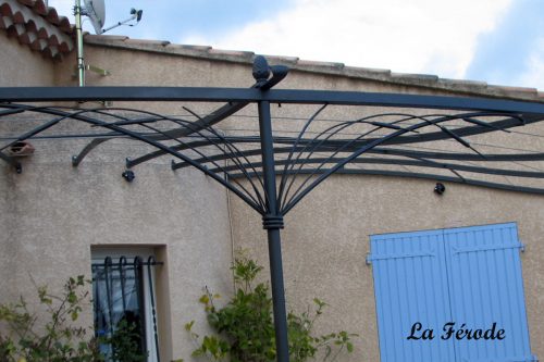 Pergola en fer forgé sur mesure pour terrasse en angle style toile d’araignée à saint Mitre les Remparts