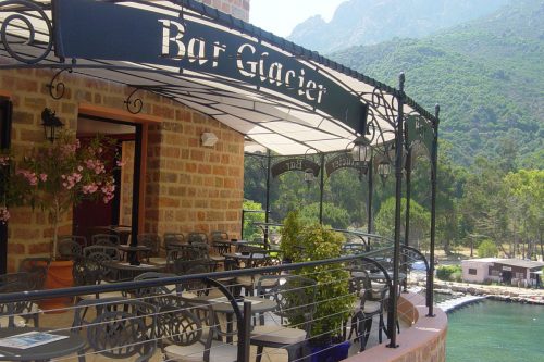 Pergolas sur mesure avec bâche pour hotel restaurant installée à Porto Ota en Corse