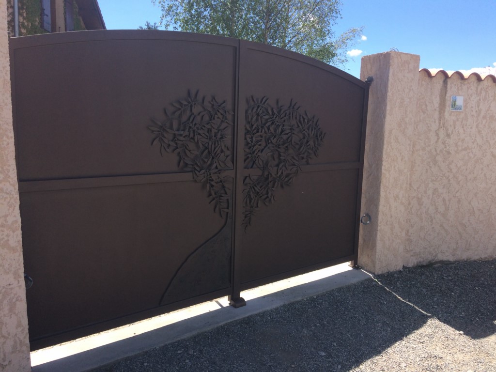 portail plein en fer forgé avec décor arbre olivier