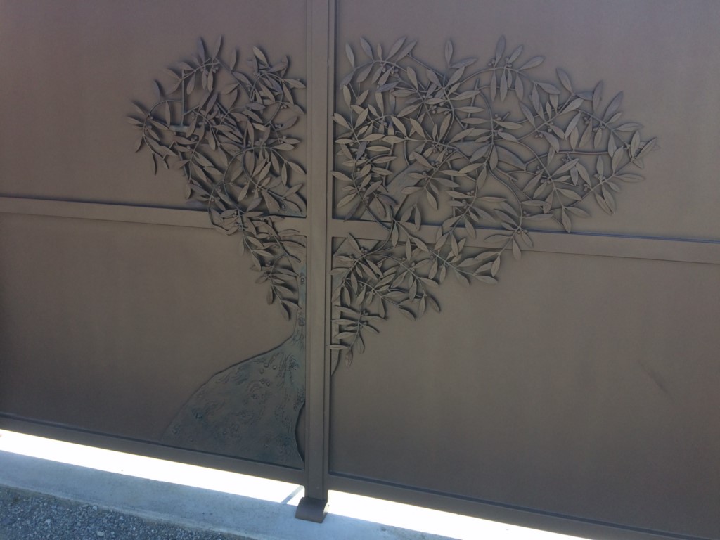 portail plein en fer forgé décor arbre olivier