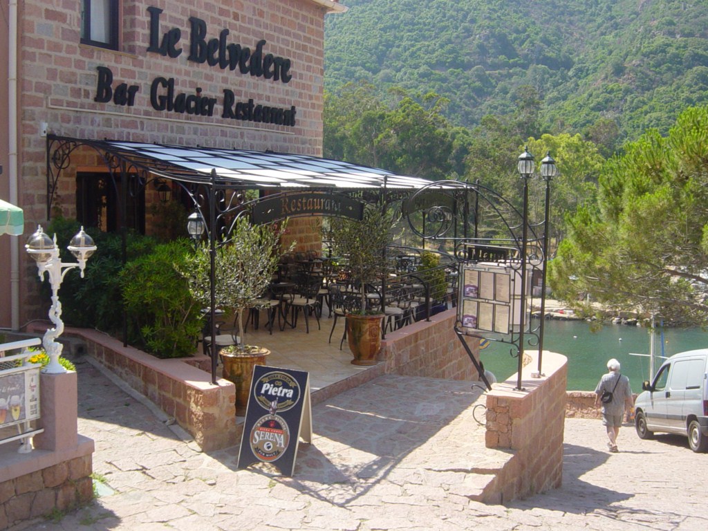 pergola sur mesure en fer forgé pour hôtel restaurant en Corse