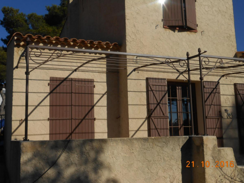 Pergola sur mesure pour terrasse non alignée avec décroché maison à Aix